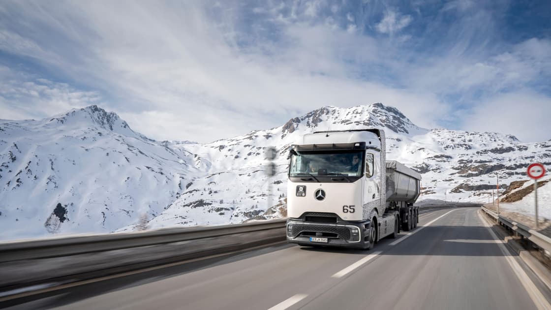 Daimler completes Alpine liquid hydrogen fuel cell truck testing