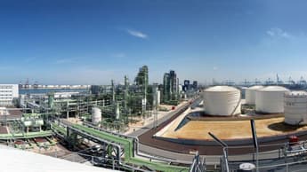Green hydrogen for renewable products refinery in Rotterdam