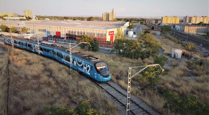 Hydrogen-powered train testing kicks off on external track