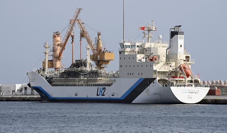 Liquid hydrogen carrier Suiso Frontier visits Oman