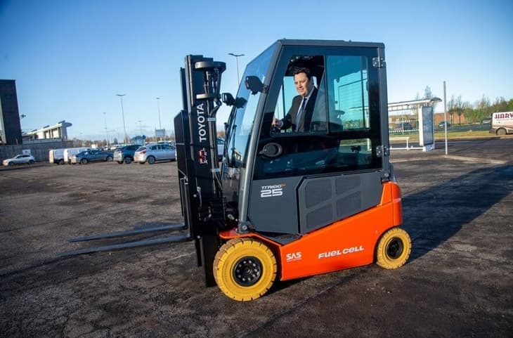 toyota-supplies-10-hydrogen-mirais-and-a-fuel-cell-forklift-to-tees-valley-hydrogen-transport-hub