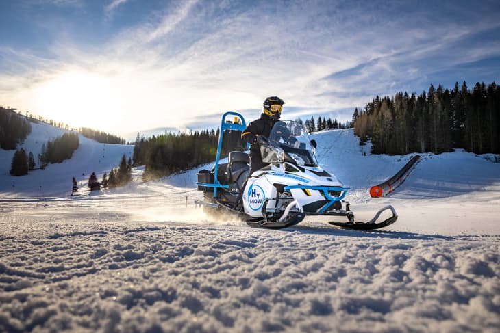 Hydrogen snowmobile now running in Austria