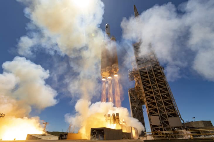 Delta IV successfully launches powered by liquid hydrogen/liquid oxygen engines