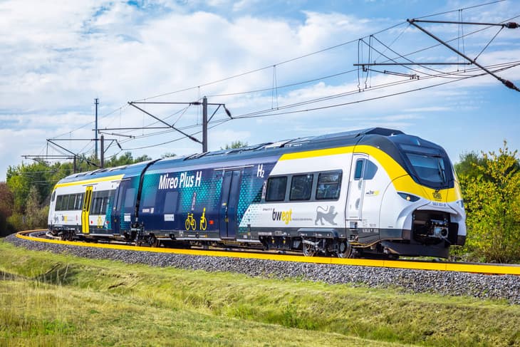 Siemens and Deutsche Bahn test hydrogen train and mobile refuelling station