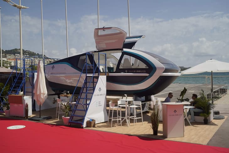 SeaBubbles unveils hydrogen-powered flying boat