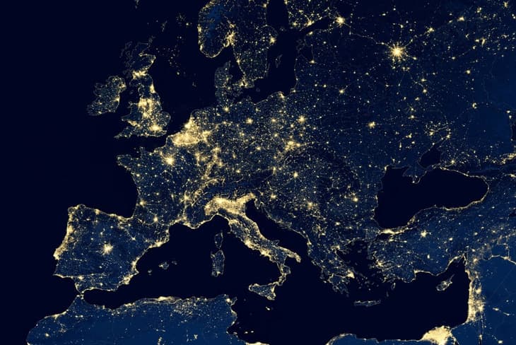 European low-carbon hydrogen production cost premium fell below unabated SMR in Q1 of 2023, says ICIS