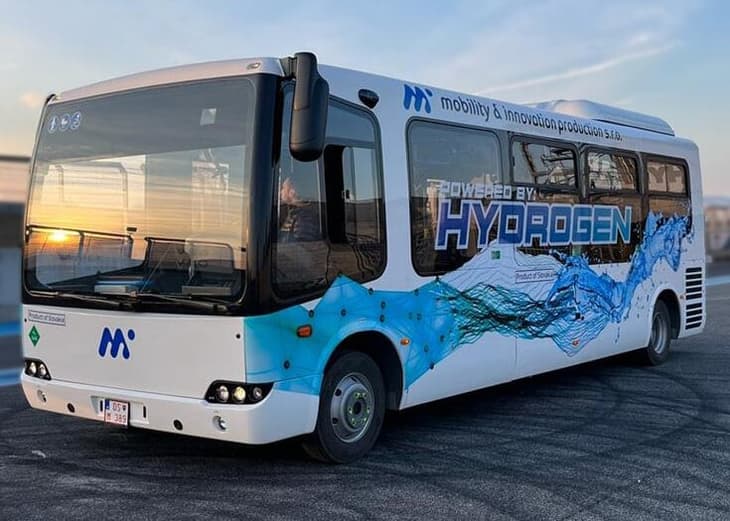 Hydrogen-electric minibus deployed in Slovakia