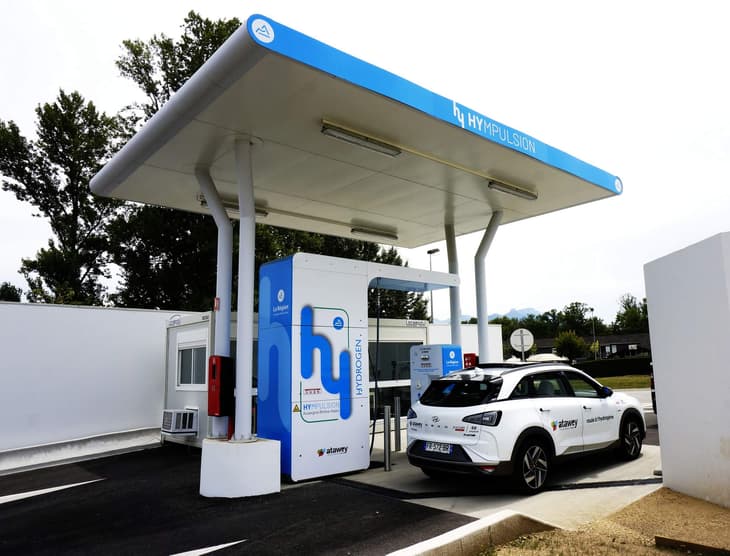 Atawey celebrates hydrogen refuelling milestone