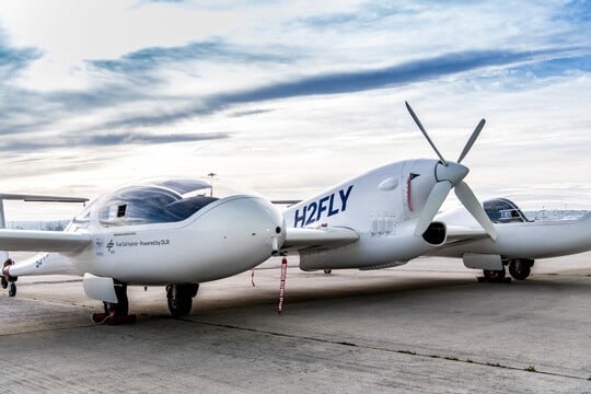 h2fly-couples-liquid-hydrogen-storage-and-fuel-cell-systems-with-hy4-aircraft